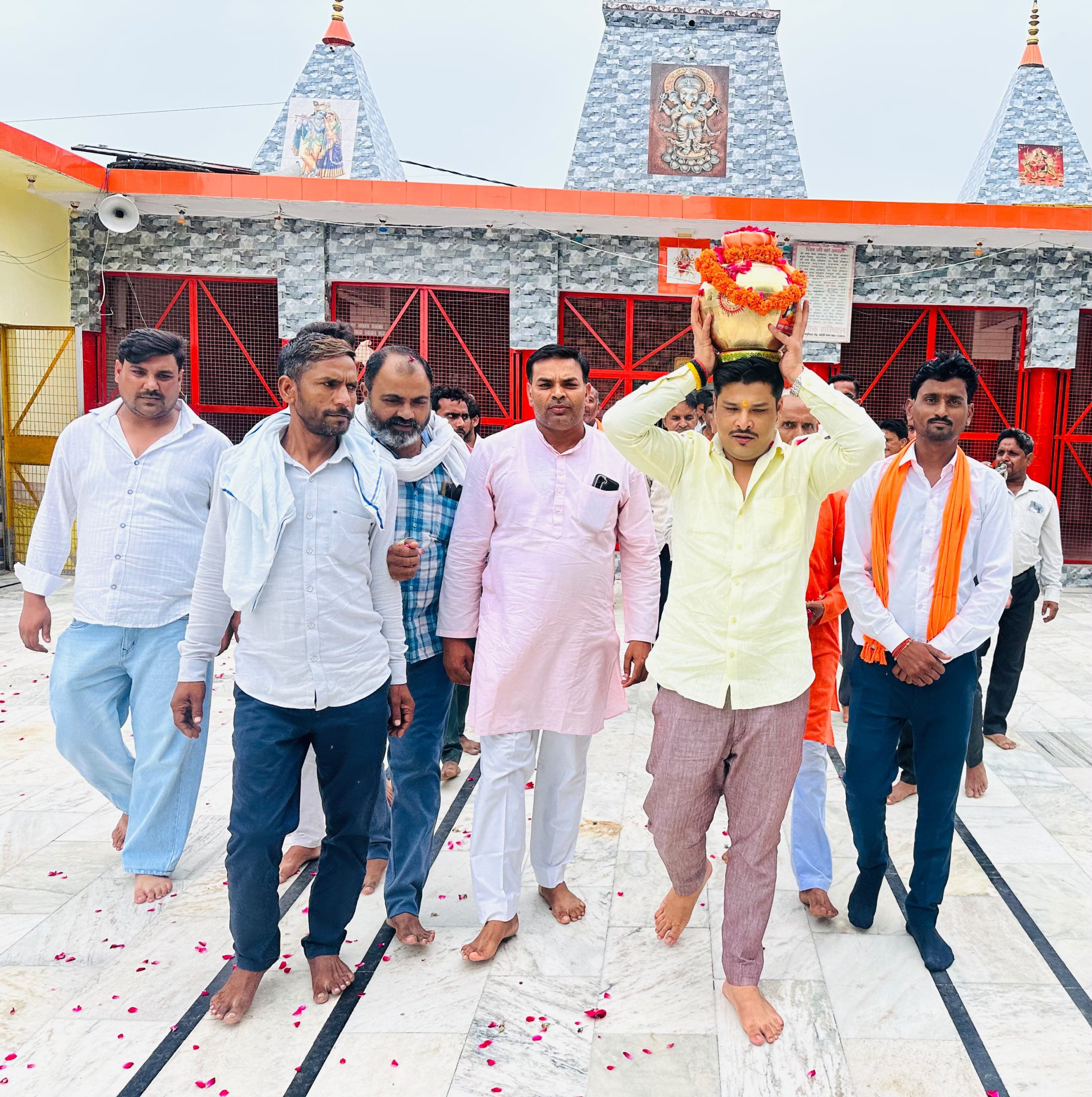 पुष्प वर्षा और ढोल नगाड़ों के साथ बगरैन मंडल में हुआ पावन कलश वंदन यात्रा का भव्य स्वागत
