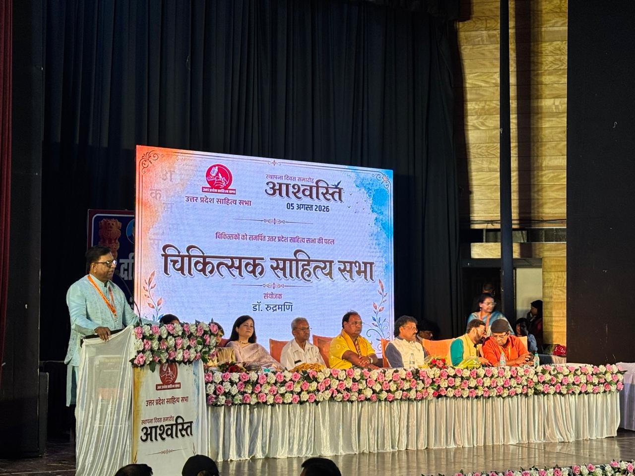 लखनऊ में साहित्य का संगम: डिप्टी सीएम बृजेश पाठक ने किया कवि गरल,गीतम सिंह की पंख और क्या जमाना था का विमोचन।