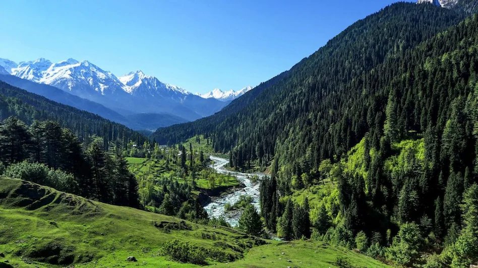 J&K के पर्यटन स्थलों पर बढ़ेगी सुरक्षा, CCTV और हाईटेक निगरानी पर जोर