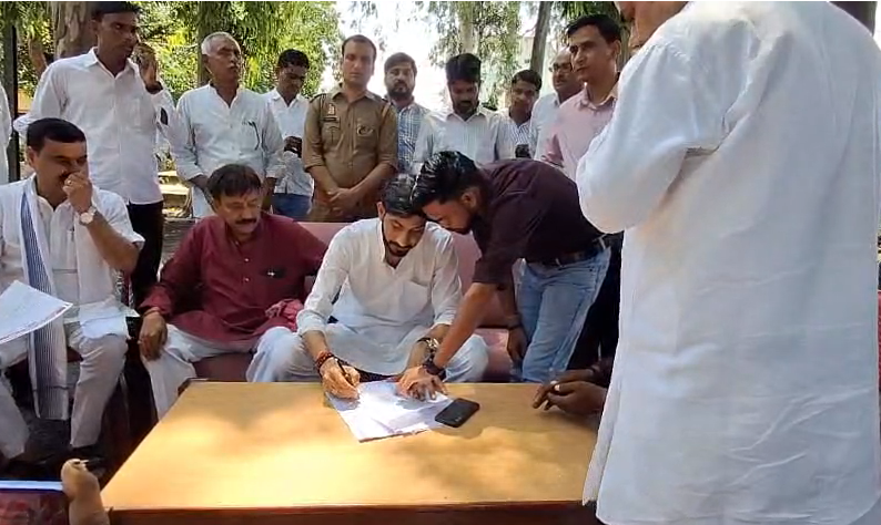 संभल: सांसद आदित्य यादव ने लगाया जनता दरबार, हिंसा मामले में निष्पक्ष जांच का दिया आश्वासन